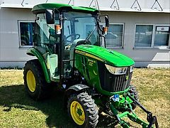 John Deere 3046R