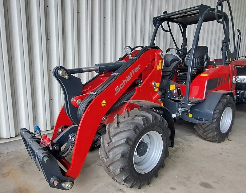 Schäffer 4670 Z mit Fahrerschutzdach