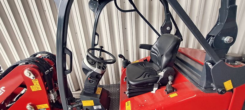 Schäffer 4670 Z mit Fahrerschutzdach