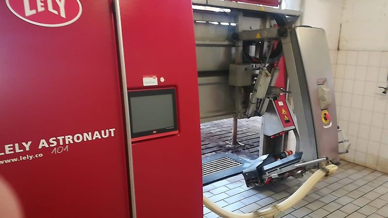 Lely Die Verladung fand am 27.8.2021 statt!!!!!!!! 2Lely(linke) Astronatuat A4 Melkroboter Bj 2016 in Topzustand mit 140 Halsbändern und umfangreichem Zubehör in Topzustand sofort verfügbar