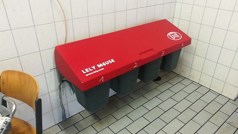 Lely Die Verladung fand am 27.8.2021 statt!!!!!!!! 2Lely(linke) Astronatuat A4 Melkroboter Bj 2016 in Topzustand mit 140 Halsbändern und umfangreichem Zubehör in Topzustand sofort verfügbar