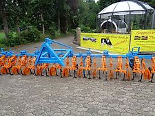 Schmotzer Schmotzer 12 reihiges Fronthackgerät klappbar mit Klemmbock auch als Heckgerät nutzbar mit Kulturschutzscheiben 3 Hackschare pro Reihe 6 m Klapprahmen bis zu 50 cm Reihenabstand auf Klemmschiene stufenlose Reiheneinstellung keine Garford Stekeete Rau Beck