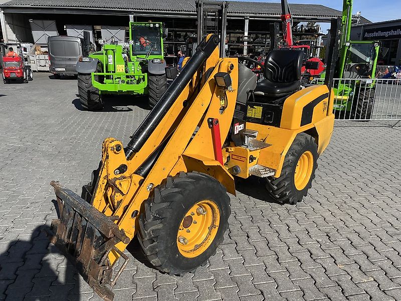 JCB 403 mit Euroaufnahme