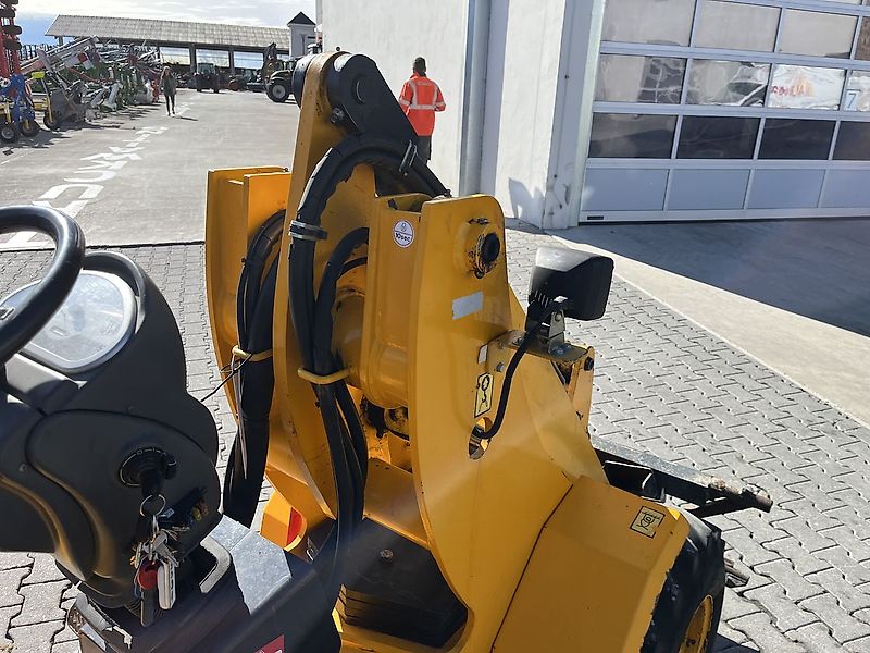 JCB 403 mit Euroaufnahme