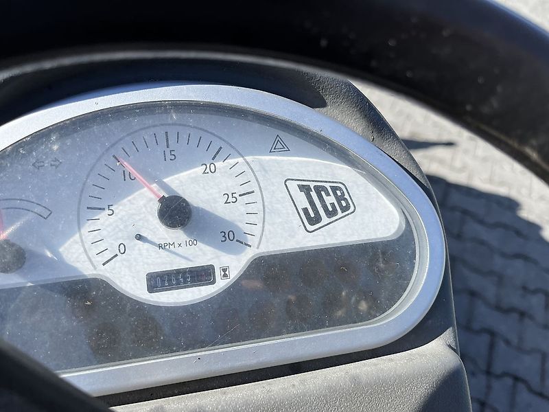 JCB 403 mit Euroaufnahme