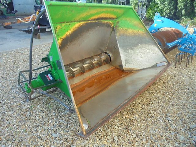 KW Auger roller feeder bucket