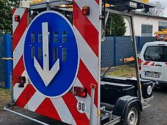 Nissen LED Absperrtafel ABIS Dora Fat Fahrbare Verkehrsleittafel Verkehrsleitanhänger Verkehrssicherungsanhänger Leitanhänger Sperrwand