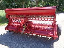 Vredo Keine Vredo 250 cm Grünlanschlitzdrille Howard Frässchlitzdrille 250 cm Arbeitsbreite mit Pakerlwalze 17 reihig  15 cm Reihenabstand Ideal für extrem verfilzte Grasnarben wo sämtliche anderen Nachsaatferfahrungen aussichtslos sind