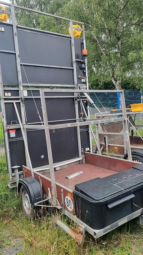 Nissen VLT 3-Farbig Rot-Weiß / Rot-Weiß-Orange Vorwarntafel Verkehrsleittafel Verkehrsleitanhänger Verkehrssicherungsanhänger Absperrtafel Sperrwand Sperrtafel Verkehrssicherung