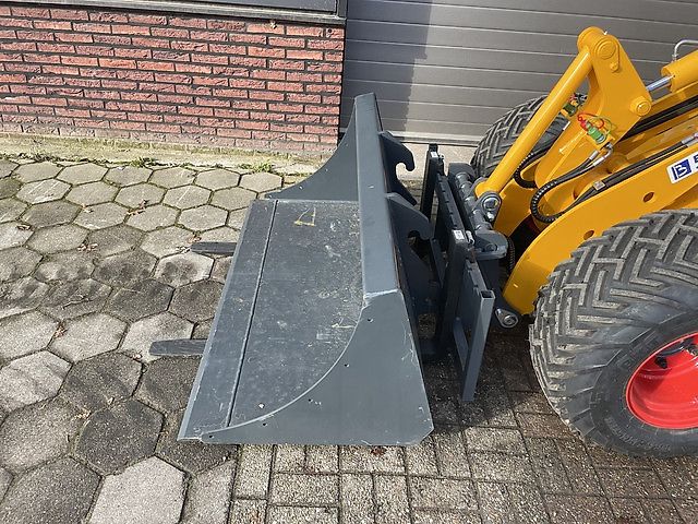 Knikmops KM250 minishovel / kniklader