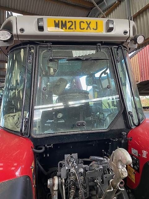 Massey Ferguson 5713S