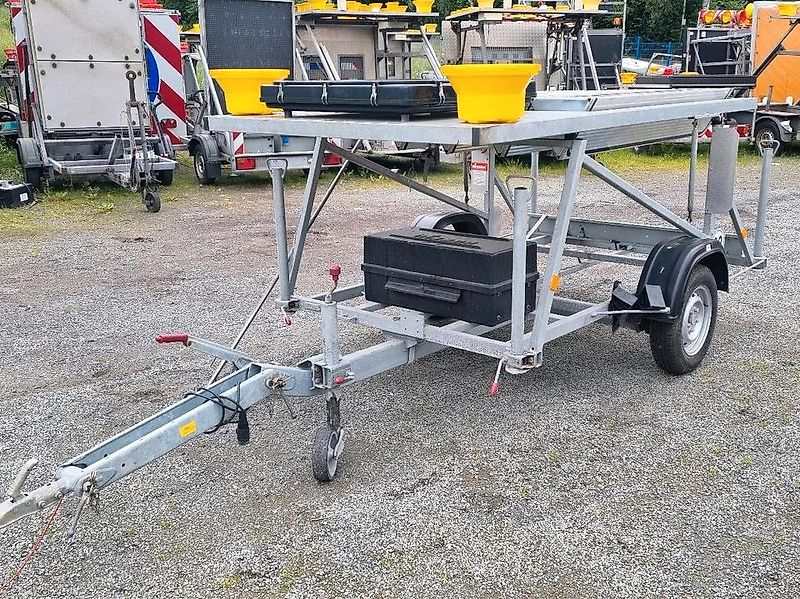 Nissen Fahrbare Vorwarntafel Typ VLT 1-08-70 Verkehrsleittafel Verkehrsleitanhänger Verkehrssicherungsanhänger Leitanhänger Leittafel Absperrtafel FAT