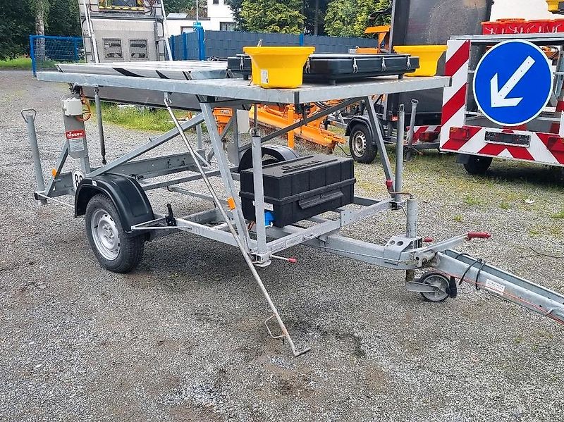 Nissen Fahrbare Vorwarntafel Typ VLT 1-08-70 Verkehrsleittafel Verkehrsleitanhänger Verkehrssicherungsanhänger Leitanhänger Leittafel Absperrtafel FAT