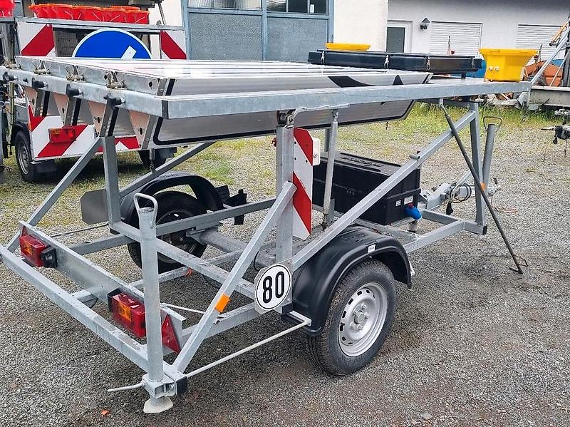 Nissen Fahrbare Vorwarntafel Typ VLT 1-08-70 Verkehrsleittafel Verkehrsleitanhänger Verkehrssicherungsanhänger Leitanhänger Leittafel Absperrtafel FAT