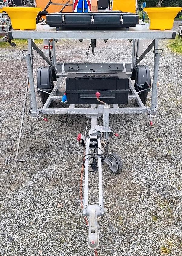 Nissen Fahrbare Vorwarntafel Typ VLT 1-08-70 Verkehrsleittafel Verkehrsleitanhänger Verkehrssicherungsanhänger Leitanhänger Leittafel Absperrtafel FAT