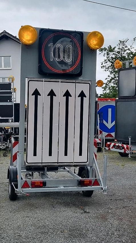 Nissen Fahrbare Vorwarntafel Typ VLT 1-08-70 Verkehrsleittafel Verkehrsleitanhänger Verkehrssicherungsanhänger Leitanhänger Leittafel Absperrtafel FAT