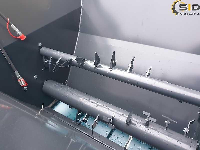 SID Einstreugerät / Futterverteiler 1,40m3/ Dosing bucket with conveyor belt