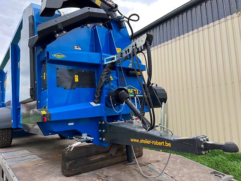 ROBERT P2200 Einstreu- und Futterverteilmaschine
