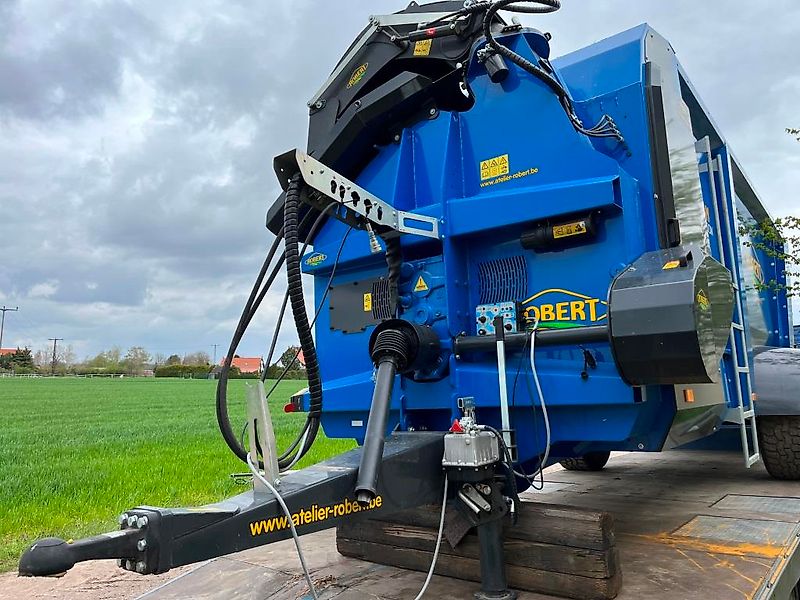 ROBERT P2200 Einstreu- und Futterverteilmaschine