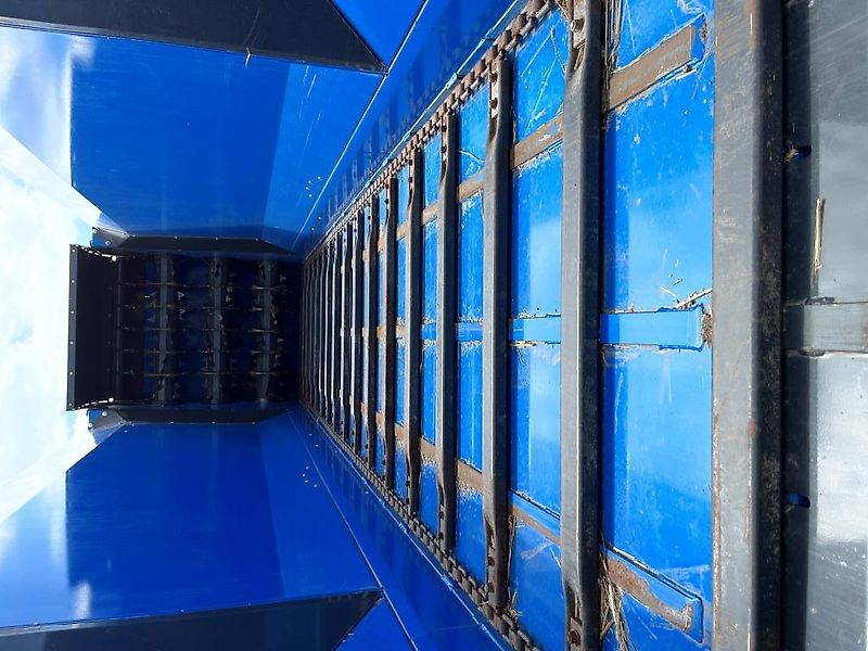 ROBERT P2200 Einstreu- und Futterverteilmaschine