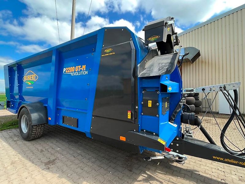 ROBERT P2200 Einstreu- und Futterverteilmaschine