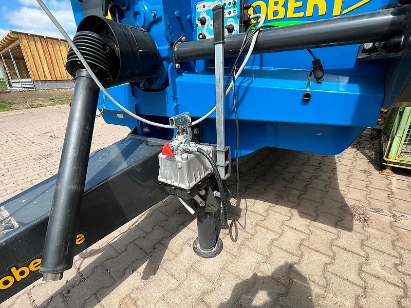 ROBERT P2200 Einstreu- und Futterverteilmaschine