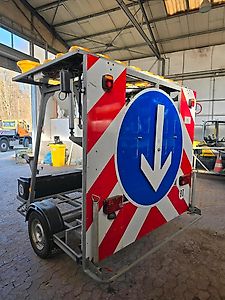Nissen FAT LED Absperrtafel VZ616 Verkehrssicherungsanhänger Arbis Verkehrsleittafel Verkehrsleitanhänger Horizont GPS
