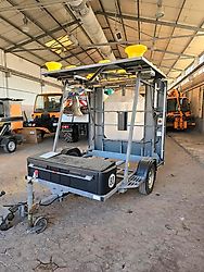 Nissen FAT LED Absperrtafel VZ616 Verkehrssicherungsanhänger Arbis Verkehrsleittafel Verkehrsleitanhänger Horizont GPS