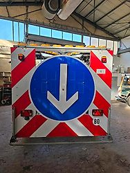 Nissen FAT LED Absperrtafel VZ616 Verkehrssicherungsanhänger Arbis Verkehrsleittafel Verkehrsleitanhänger Horizont GPS