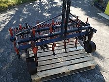 Howard Hackstriegel bis 170cm Arbeitsbreite 37 Strigelzinken 460mm länge pendelnd auf zug.11 Gefederte Grubberstile 40mm  2balkig in geschraubt2Tützräder 250mm Durchmesser in Lochschienen