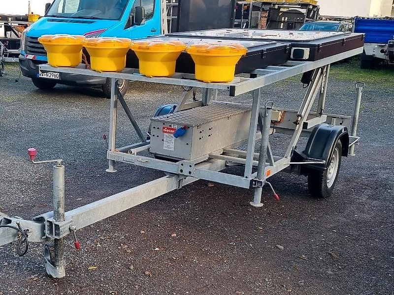 Neuwertige Nissen LED VLT Verkehrsleittafel Verkehrsleitanhänger Verkehrssicherungsanhänger Leitanhänger Leittafel Absperrtafel FAT Verkehrssicherung GPS