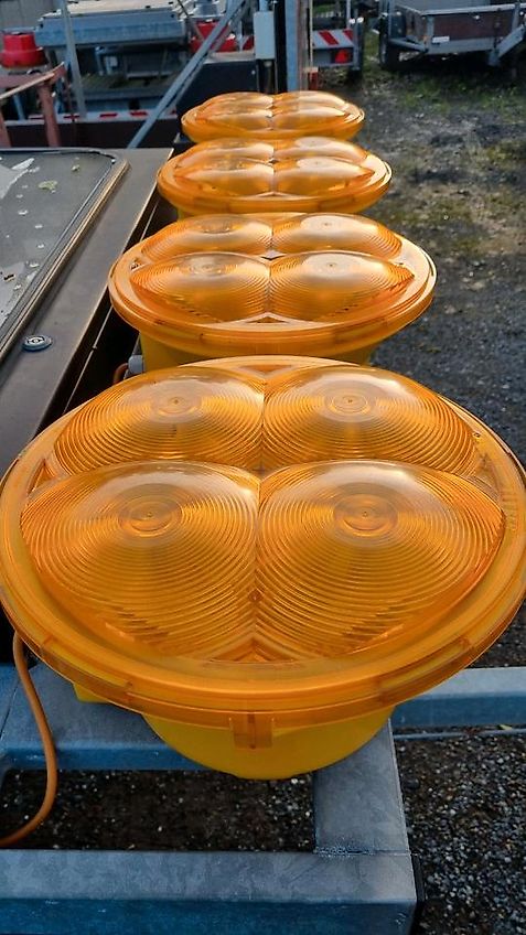 Neuwertige Nissen LED VLT Verkehrsleittafel Verkehrsleitanhänger Verkehrssicherungsanhänger Leitanhänger Leittafel Absperrtafel FAT Verkehrssicherung GPS