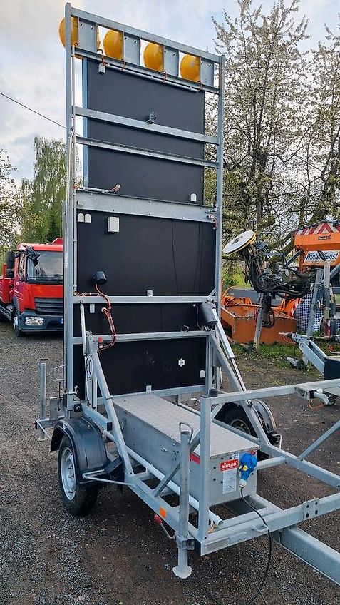 Neuwertige Nissen LED VLT Verkehrsleittafel Verkehrsleitanhänger Verkehrssicherungsanhänger Leitanhänger Leittafel Absperrtafel FAT Verkehrssicherung GPS