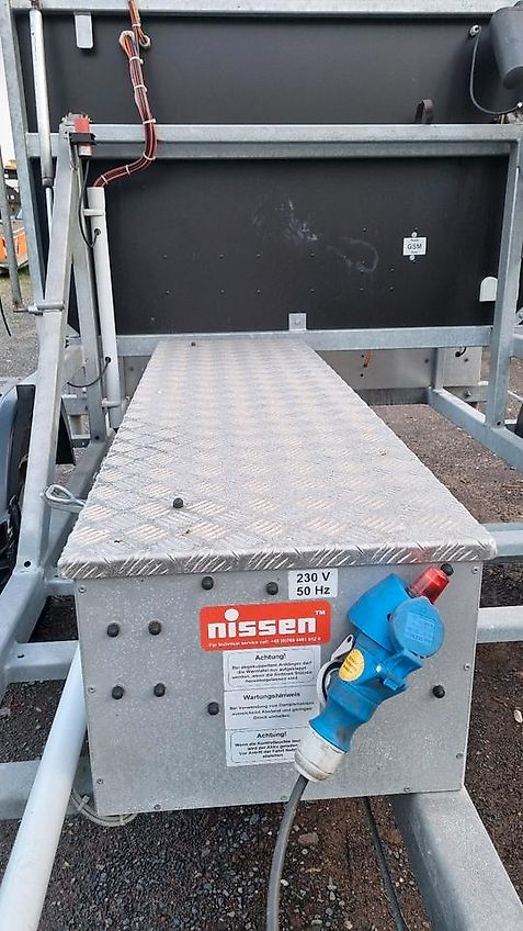 Neuwertige Nissen LED VLT Verkehrsleittafel Verkehrsleitanhänger Verkehrssicherungsanhänger Leitanhänger Leittafel Absperrtafel FAT Verkehrssicherung GPS