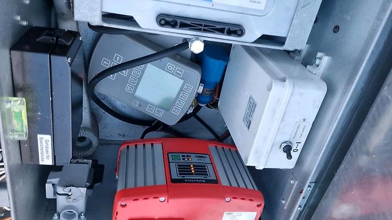 Neuwertige Nissen LED VLT Verkehrsleittafel Verkehrsleitanhänger Verkehrssicherungsanhänger Leitanhänger Leittafel Absperrtafel FAT Verkehrssicherung GPS