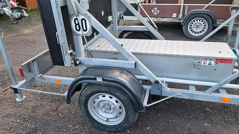 Neuwertige Nissen LED VLT Verkehrsleittafel Verkehrsleitanhänger Verkehrssicherungsanhänger Leitanhänger Leittafel Absperrtafel FAT Verkehrssicherung GPS