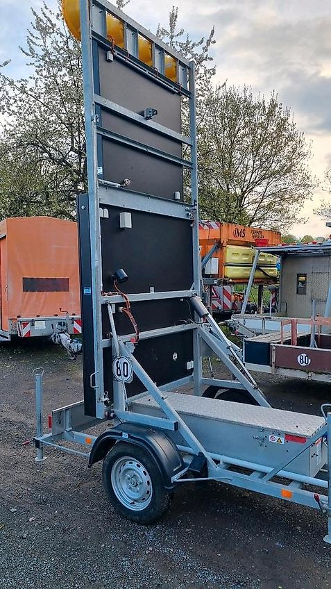 Neuwertige Nissen LED VLT Verkehrsleittafel Verkehrsleitanhänger Verkehrssicherungsanhänger Leitanhänger Leittafel Absperrtafel FAT Verkehrssicherung GPS