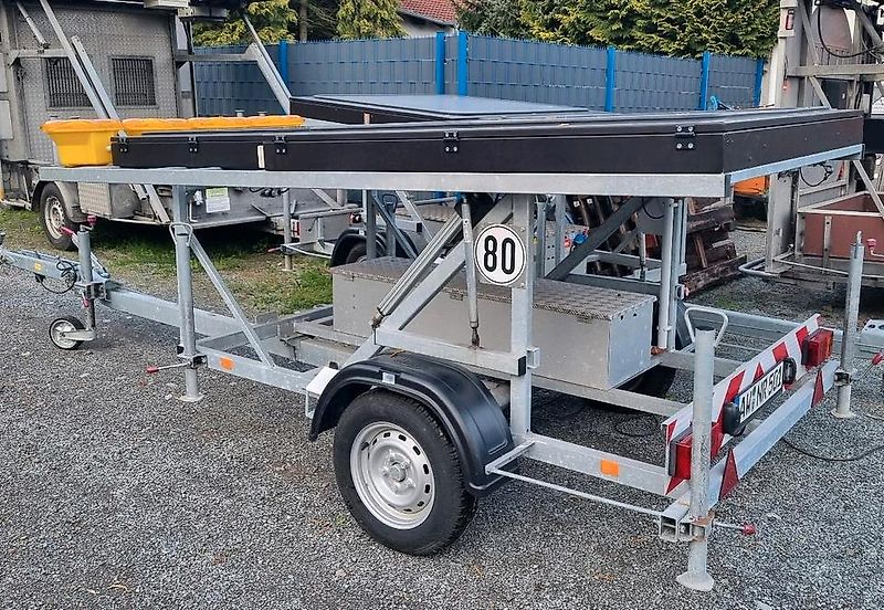 Neuwertige Nissen LED VLT Verkehrsleittafel Verkehrsleitanhänger Verkehrssicherungsanhänger Leitanhänger Leittafel Absperrtafel FAT Verkehrssicherung GPS