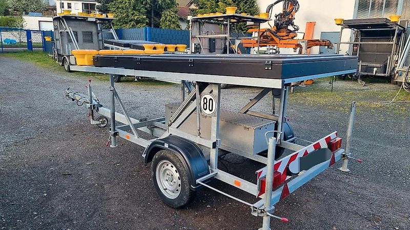 Neuwertige Nissen LED VLT Verkehrsleittafel Verkehrsleitanhänger Verkehrssicherungsanhänger Leitanhänger Leittafel Absperrtafel FAT Verkehrssicherung GPS