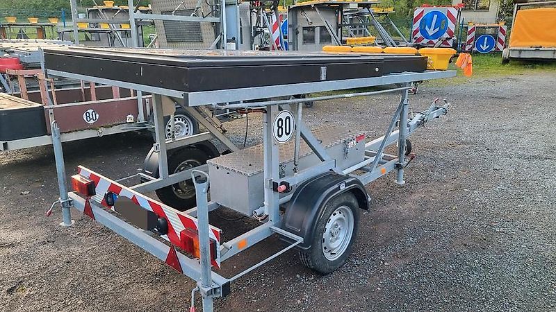 Neuwertige Nissen LED VLT Verkehrsleittafel Verkehrsleitanhänger Verkehrssicherungsanhänger Leitanhänger Leittafel Absperrtafel FAT Verkehrssicherung GPS