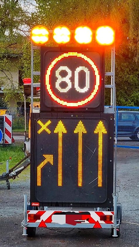 Neuwertige Nissen LED VLT Verkehrsleittafel Verkehrsleitanhänger Verkehrssicherungsanhänger Leitanhänger Leittafel Absperrtafel FAT Verkehrssicherung GPS