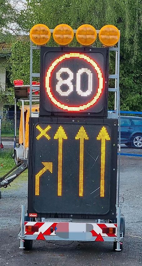 Neuwertige Nissen LED VLT Verkehrsleittafel Verkehrsleitanhänger Verkehrssicherungsanhänger Leitanhänger Leittafel Absperrtafel FAT Verkehrssicherung GPS