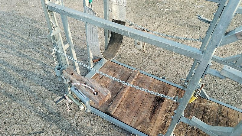 Wopa Wopa Wopa Klauenpflegestand mit Frontaustrieb L+R Satz Knickhecken Hilfsachse zum Rangieren im Stall Voderfussstützen mit Handwine Artikel Nr Wopa SA0022