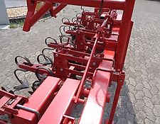 Kongskilde Becker Fronthacke 8 reihig Maishackgerät 75 cm Reihenabstand Heckanbau gefederte Gänsfußschare Kongskilde Becker Fronthacke 8 reihig Maishackgerät 75 cm Reihenabstand Heckanbau gefederte Gänsfußschare