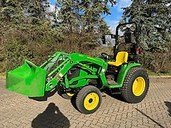 John Deere 3038E mit Frontlader und Schaufel