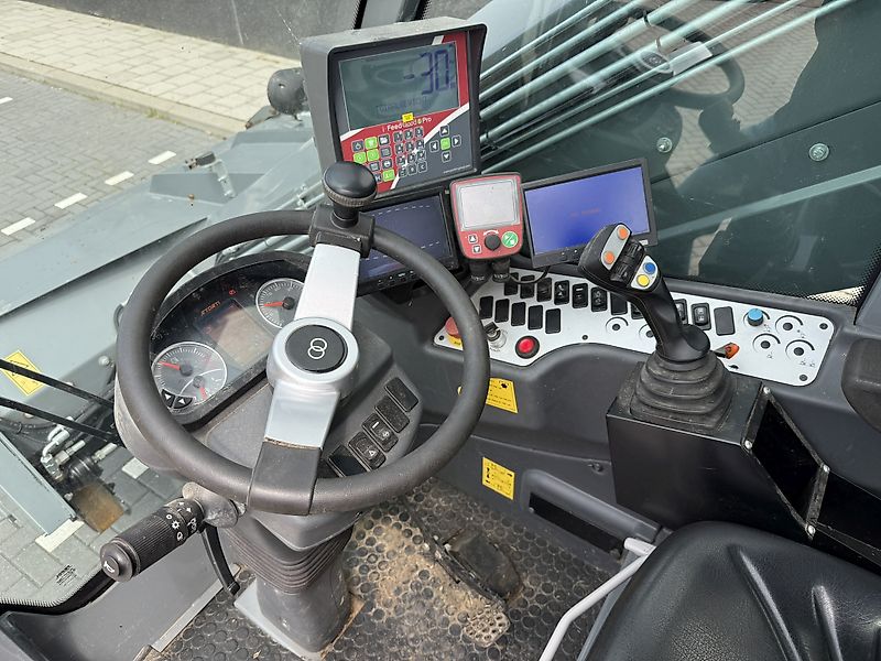 Airmix Zelfrijdende voermengwagen 15 M3